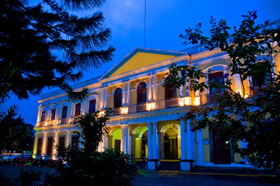 Coatepec Nocturno: Leyendas y Recorrido por sus Calles Empedradas